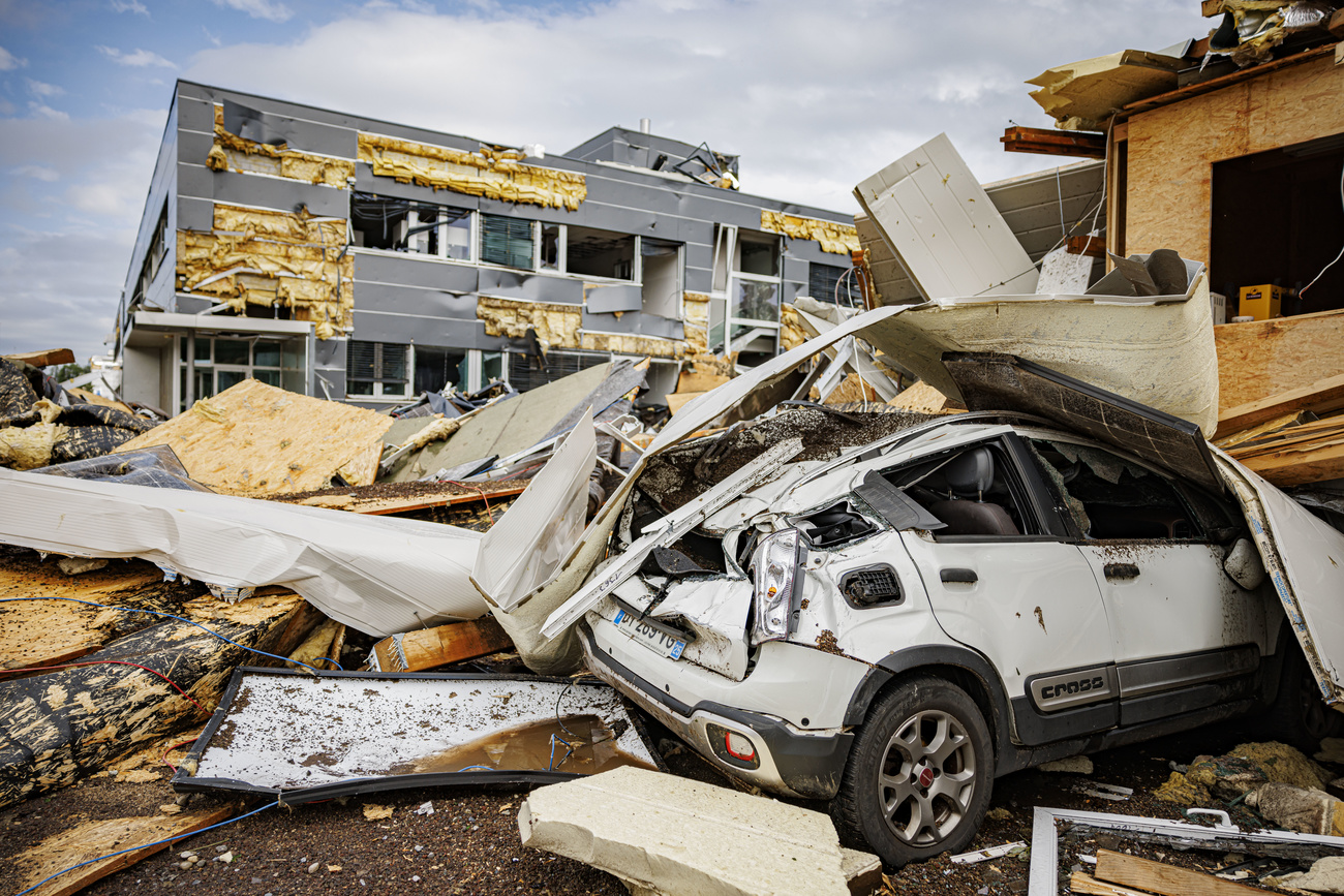 Prédios industriais destruídos são fotografados após violenta tempestade