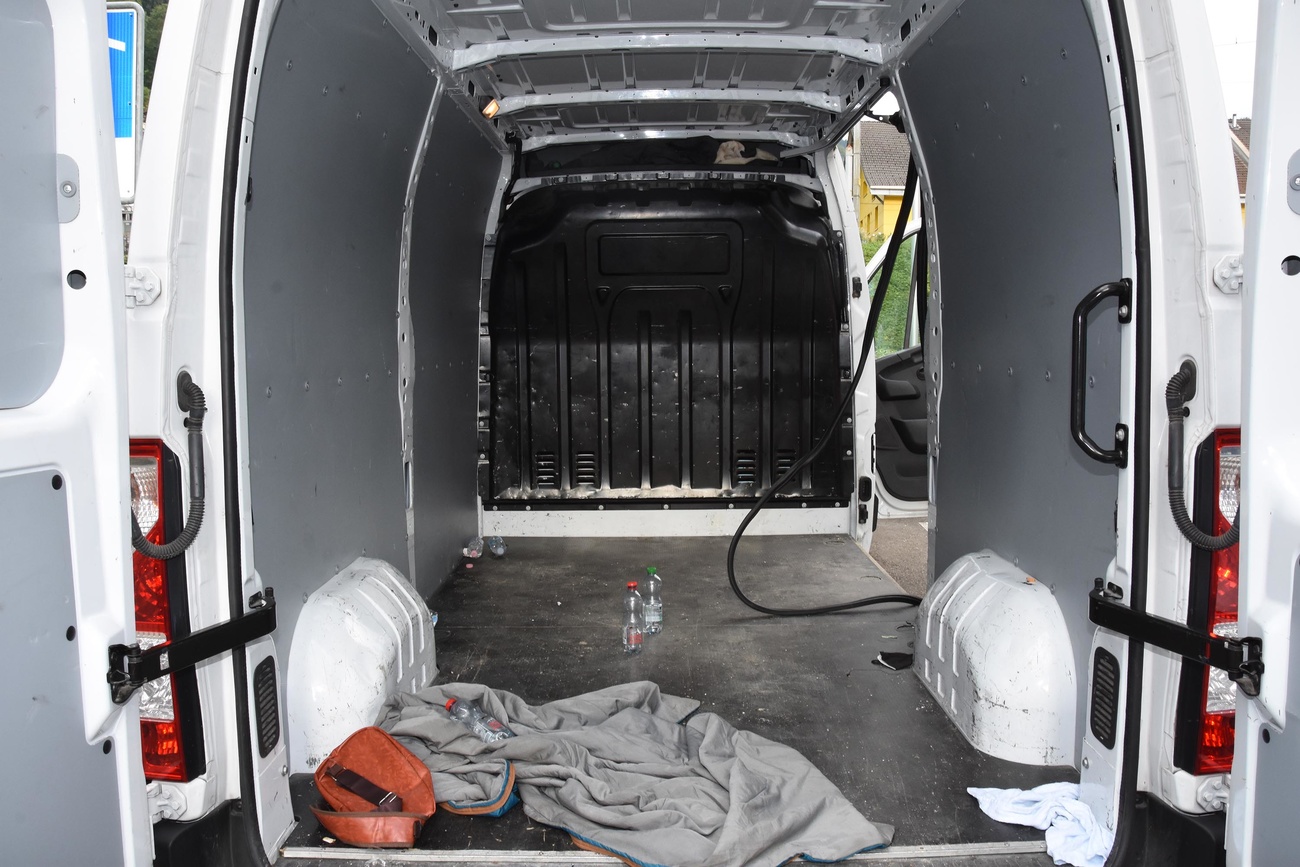 Il vano del furgone con cui sono stati trasportati gli immigrati clandestini.