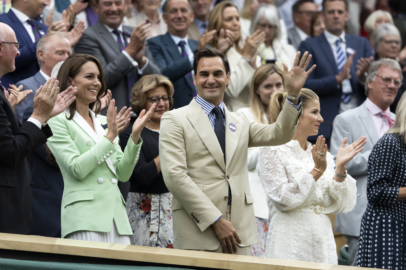 Federer being applauded