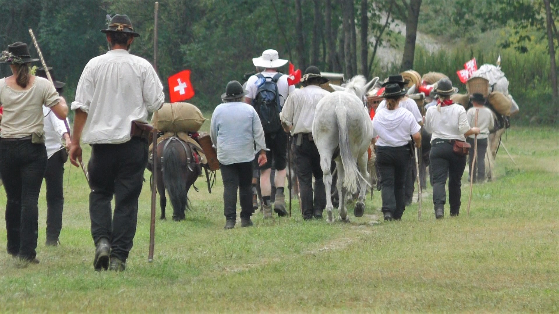 viandanti lungo la sbrinz route con asini