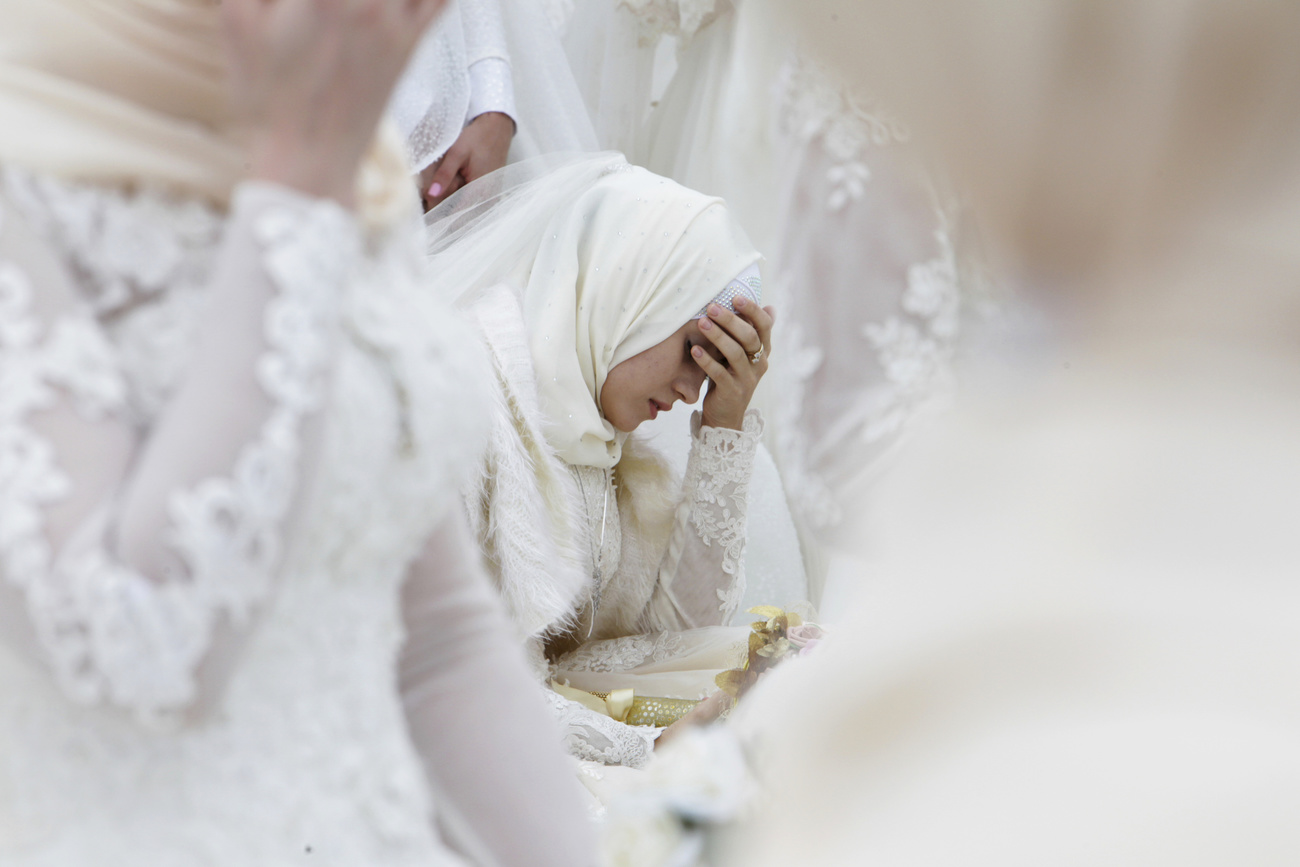 sposa con le mani sulla fronte