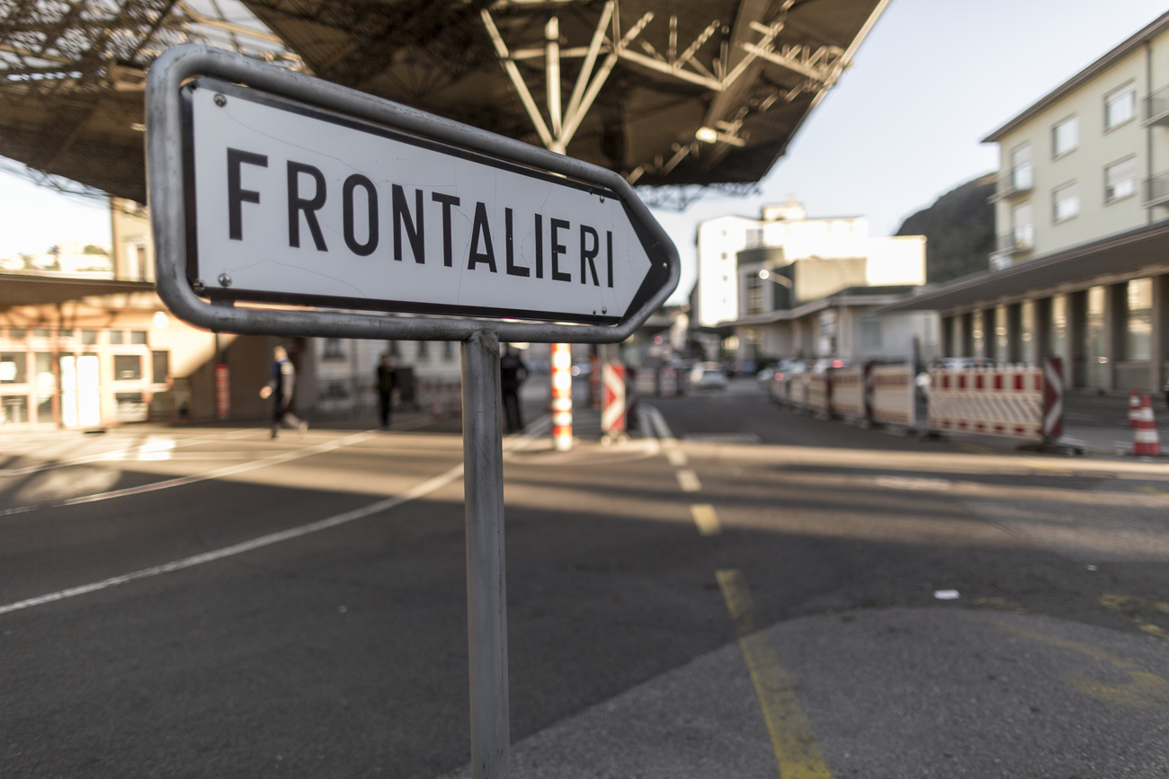 Cartello frontalieri a Chiasso.