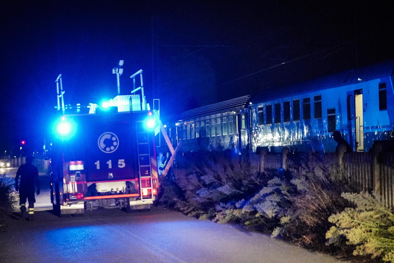 vigili del fuoco accanto a un treno