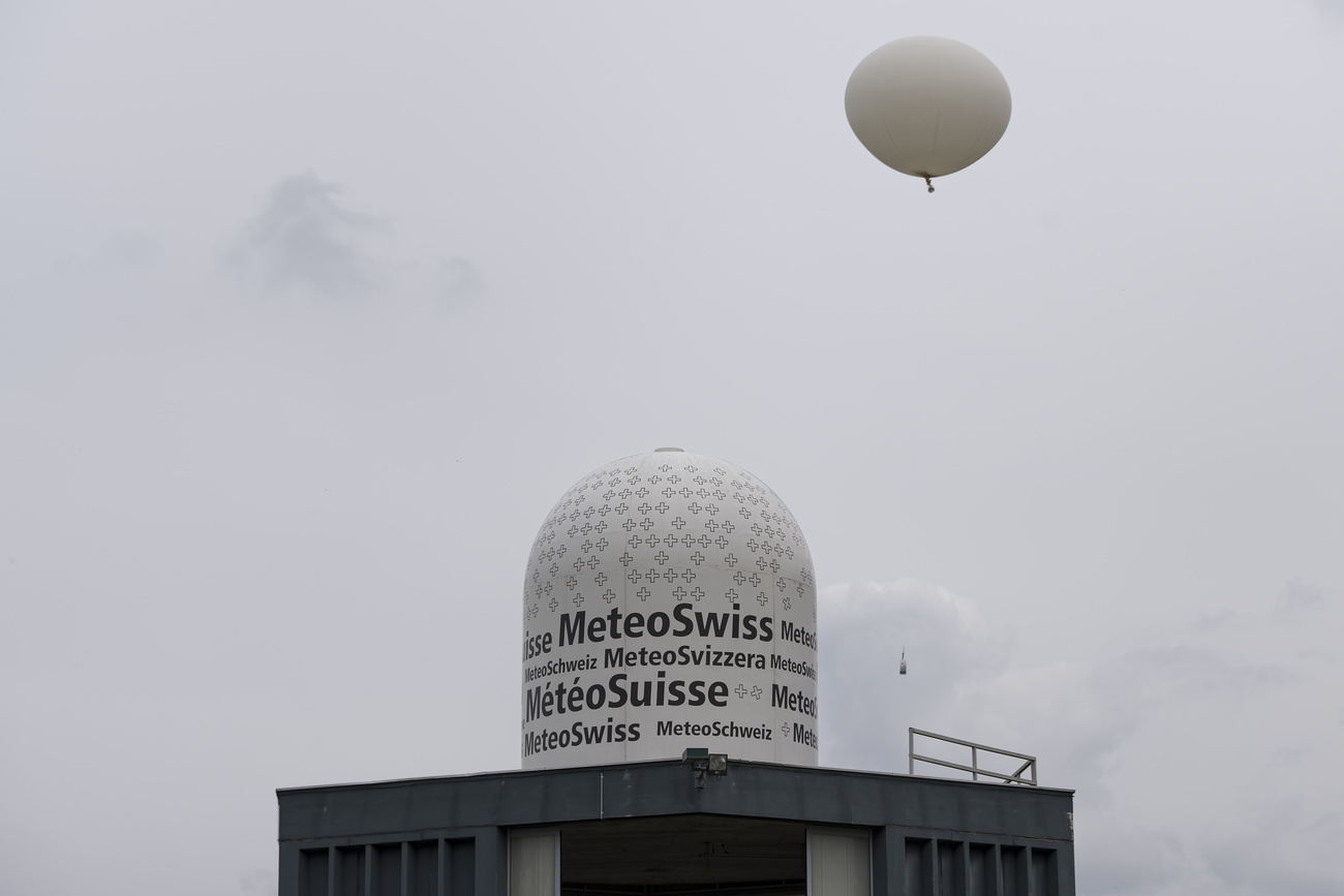 MeteoSwiss lanza un globo meteorológico.