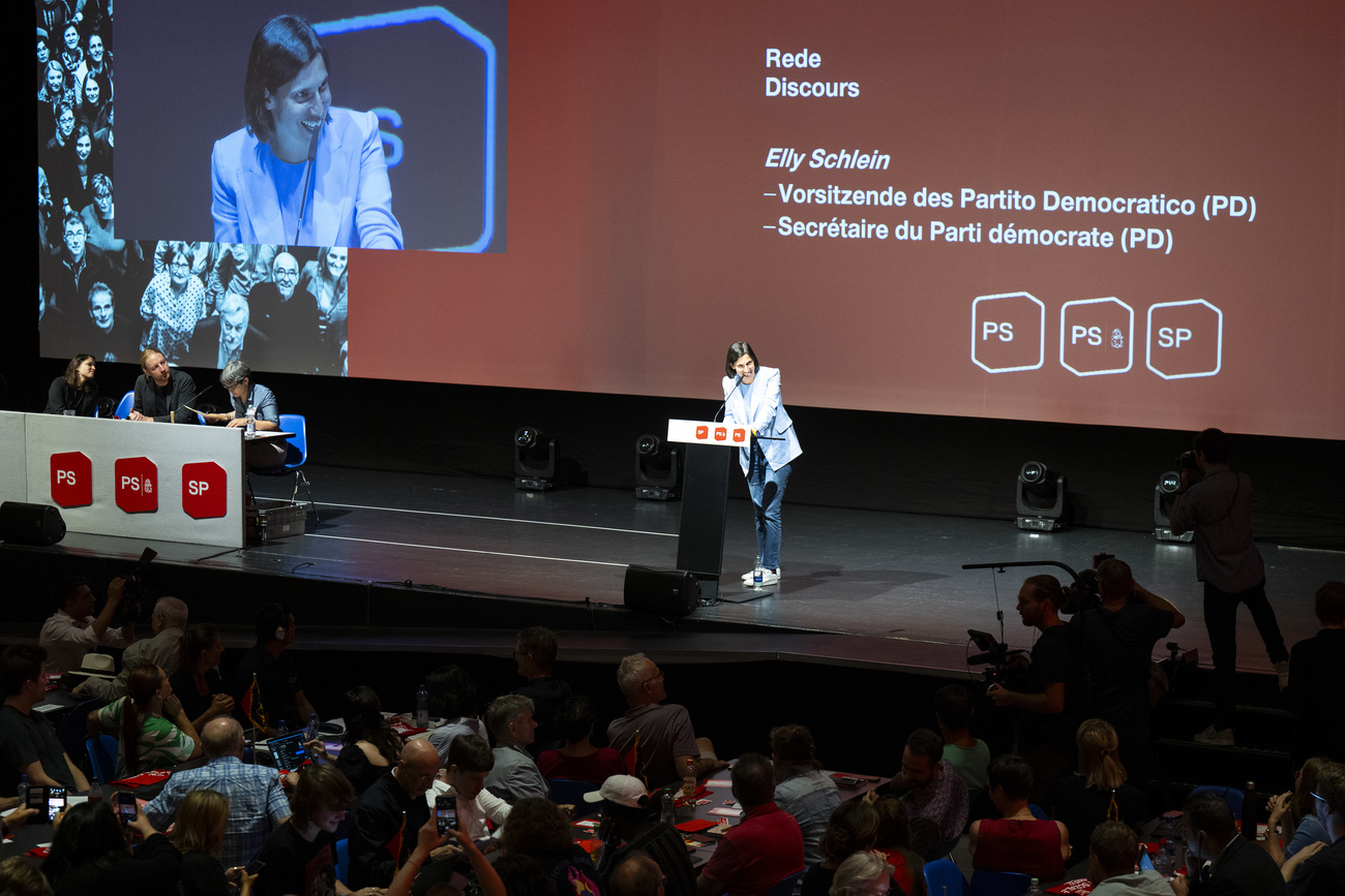 Elly Schlein, che dirige il Partito Democratico italiano, parla alla convention dei socialisti svizzeri.