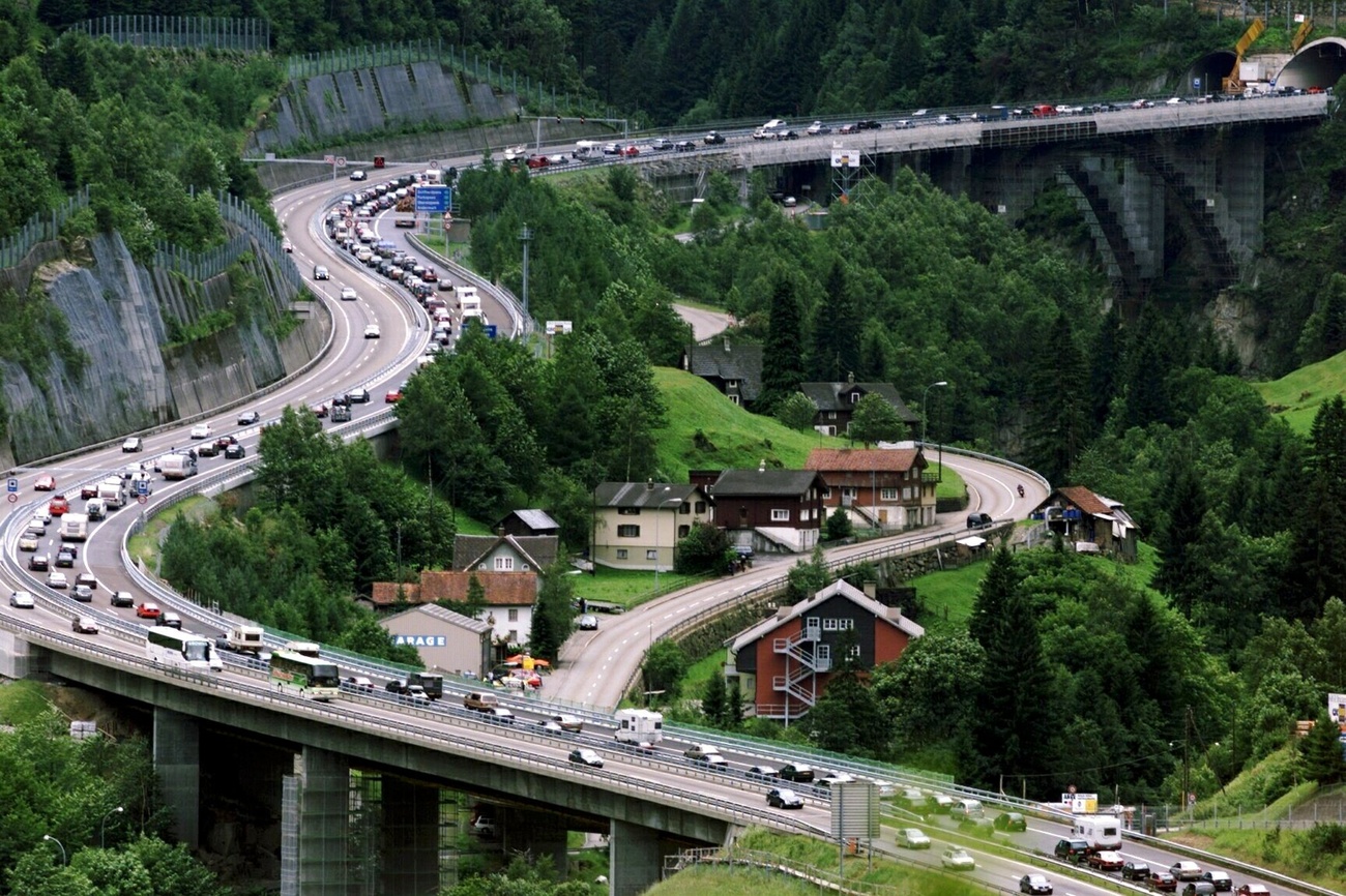 Road closure adds to Gotthard transport woes