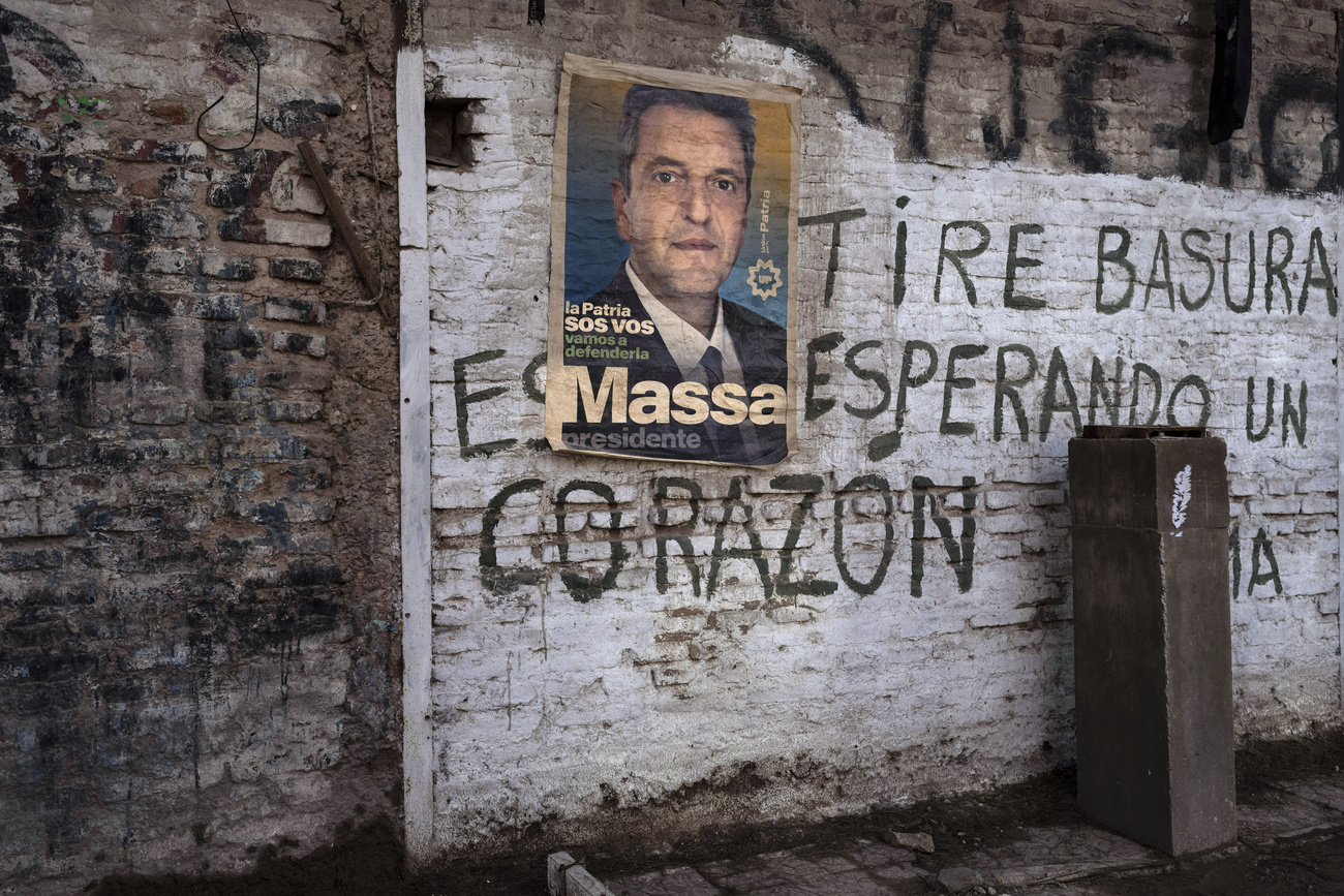 Ein Plakat von Sergio Massa hängt an einer versprayten Wand in Barracas, Buenos Aires.