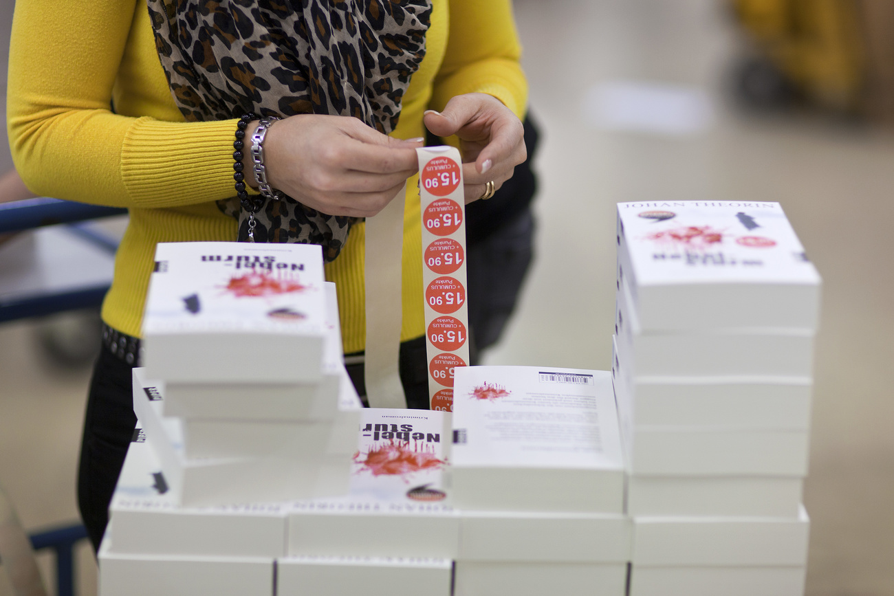 Placement d étiquettes de prix sur des livres