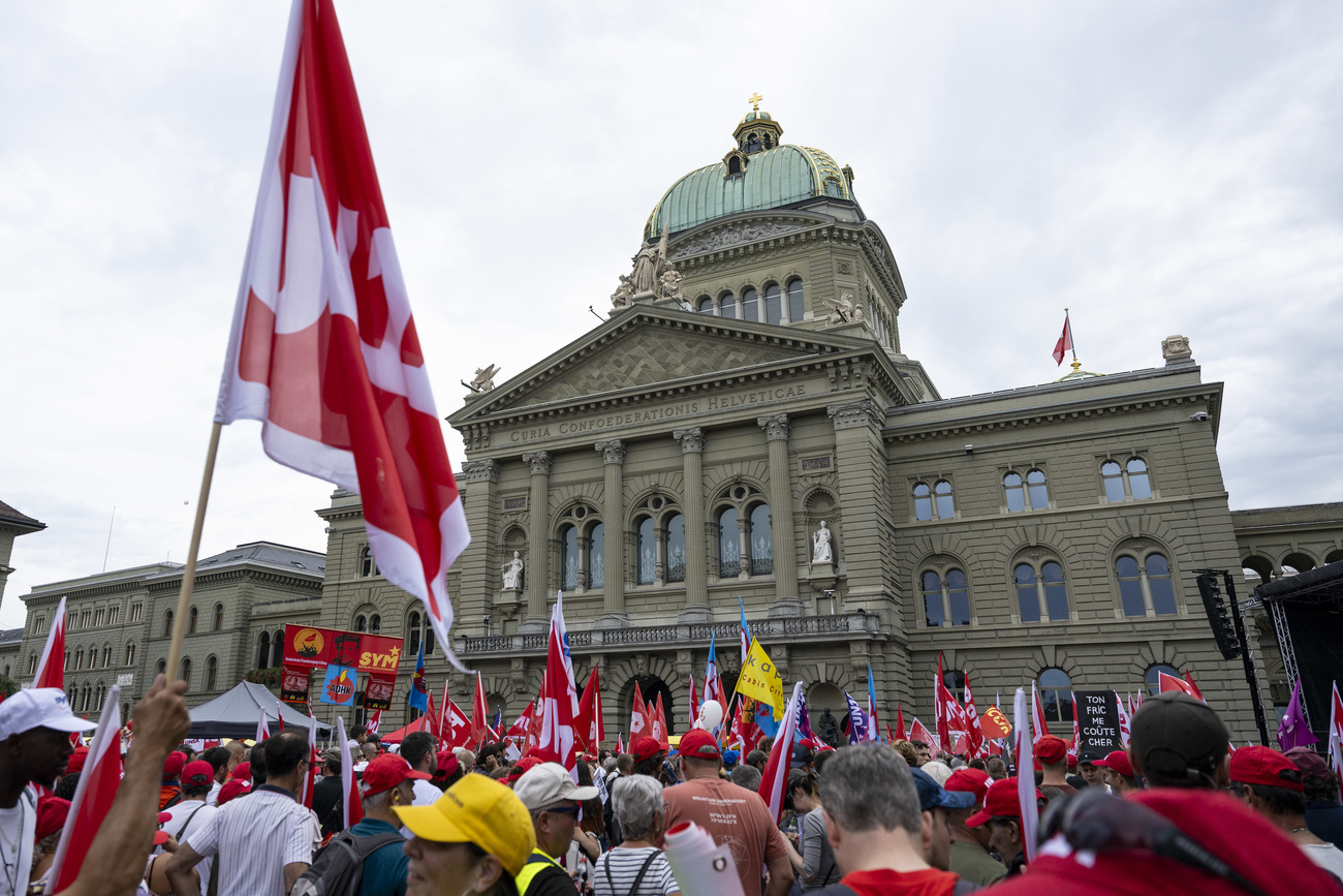 Cerca de 20.000 pessoas se manifestaram por salários e pensões mais altos em Berna no sábado.