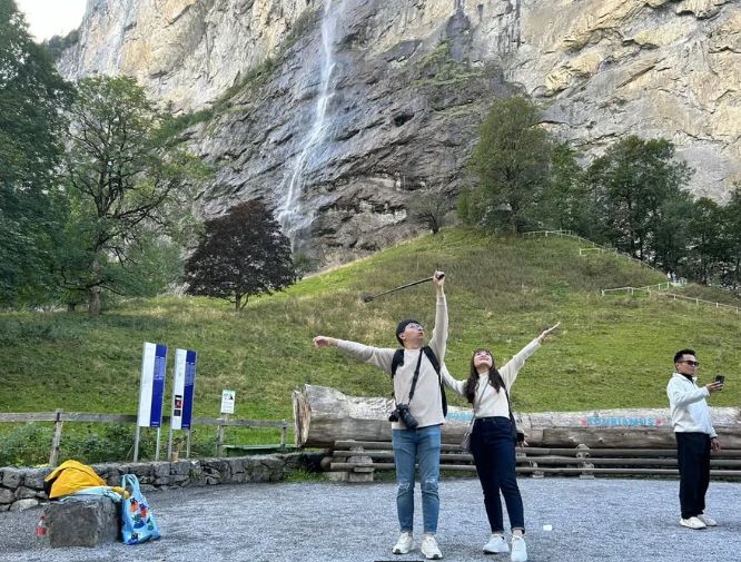Touristen machen Fotos vor den Wasserfällen