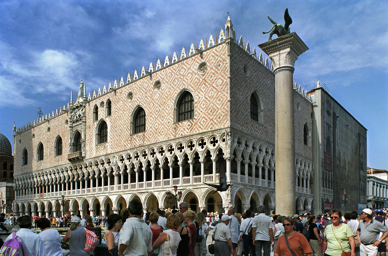 Palazzo ducale preso d assalto dai turisti.