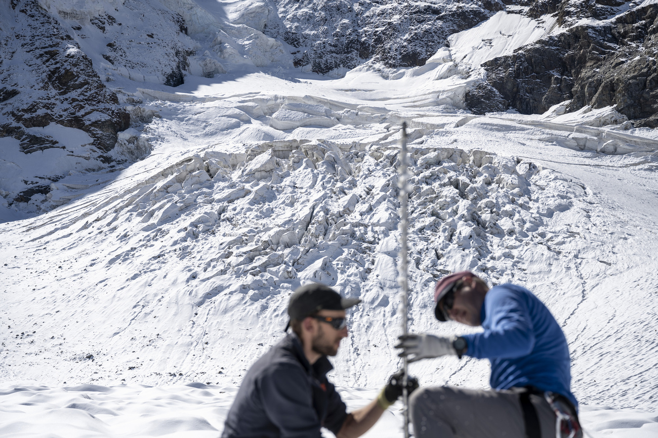 Misurazioni sul ghiacciaio di Vadret in Engadina.