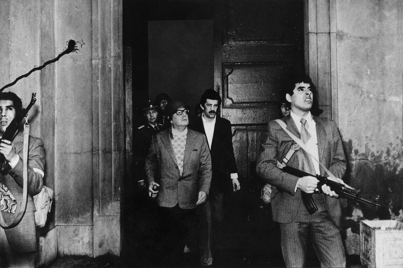 Allende au milieu d hommes armés