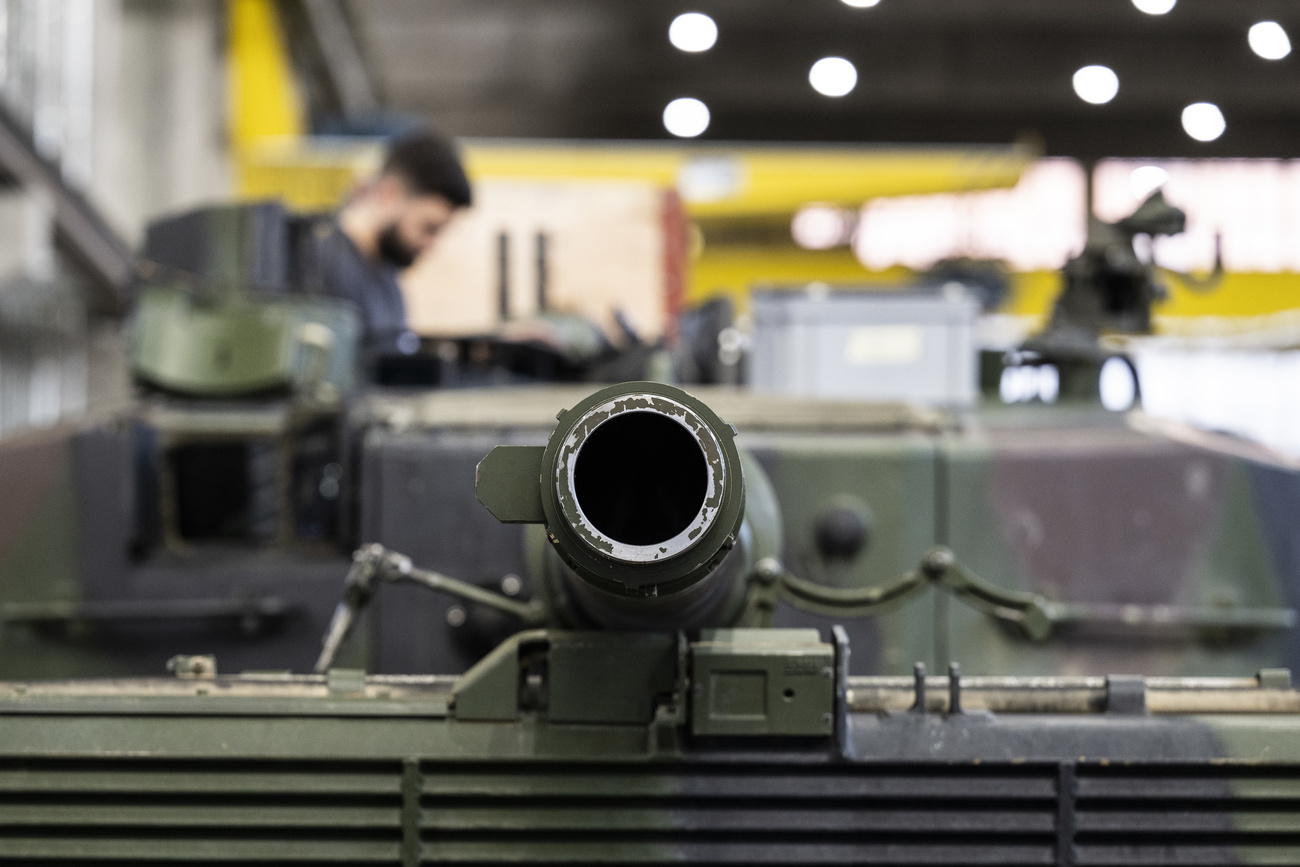 Un carro armato Leopard 2 in riparazione presso la sede RUAG di Thun.