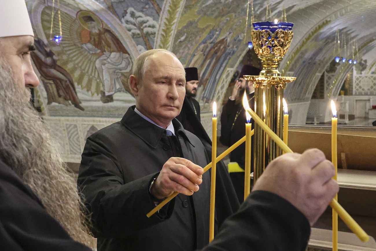 Putin in visita in monastero della Santa Trinità di Nizhny Novgorod.