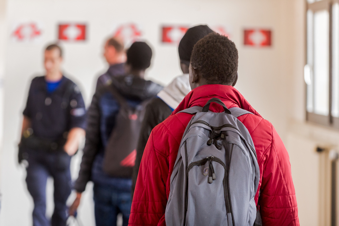 Ankommende Flüchtlinge bei der Grenzkontrolle am Zoll des Bahnhofs Chiasso.