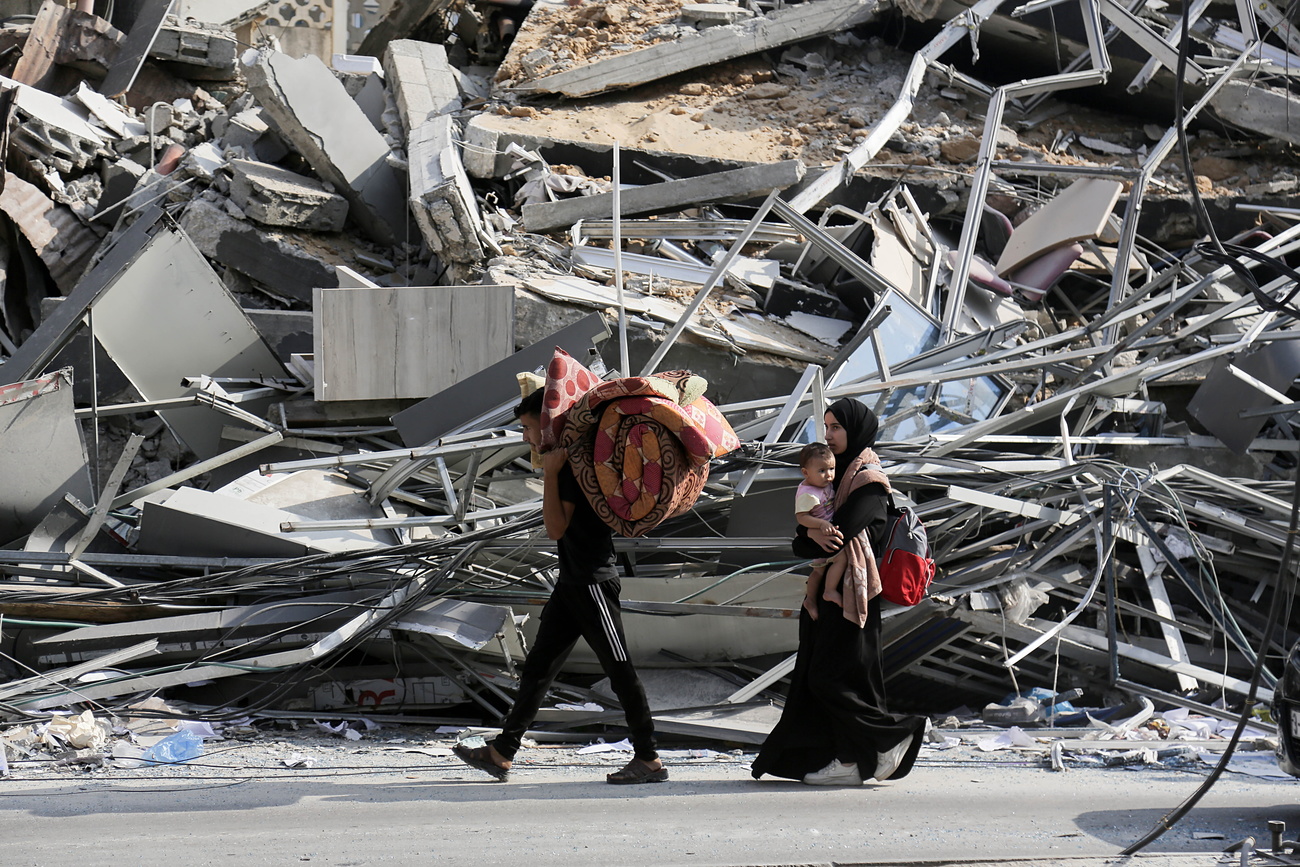 上周六以色列发出将加强在加沙地带军事行动的警告后，加沙市居民在准备离开该城。