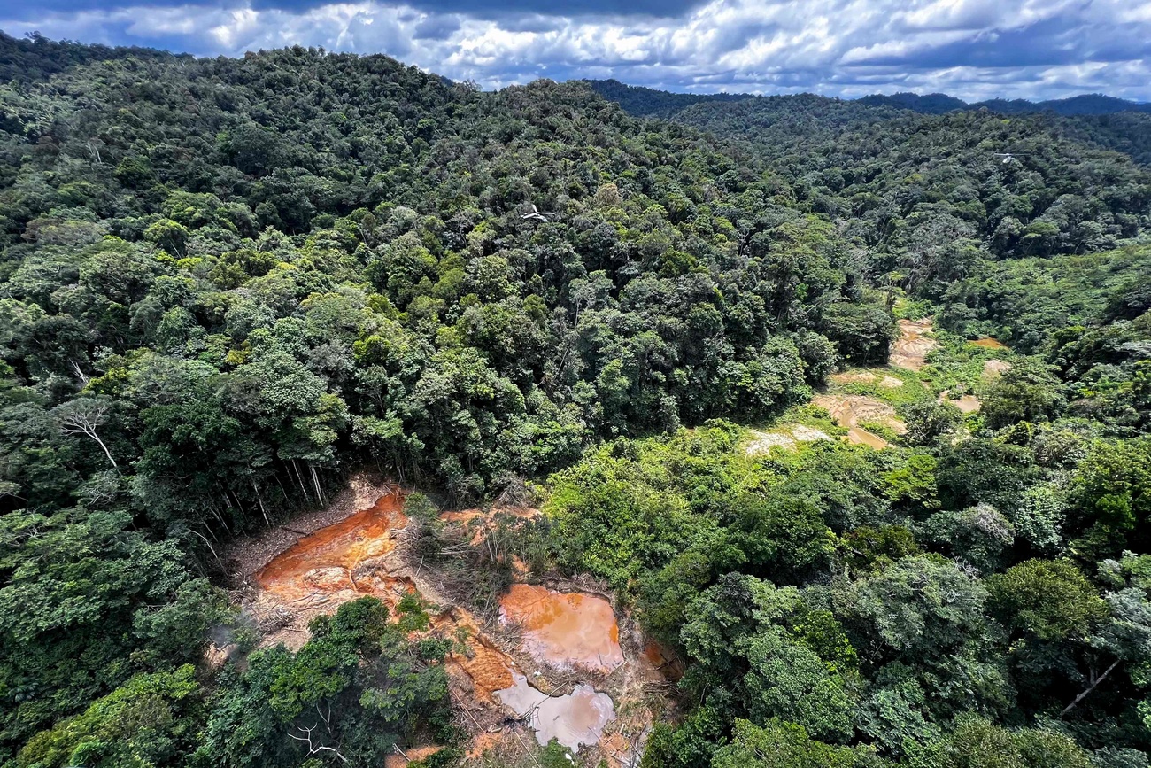 2023年2月24日，巴西環境與可再生自然資源研究所(IBAMA)在巴西羅賴馬州亞諾瑪米領地開展打擊亞馬遜森林砍伐行動期間的空拍照片，照片中是一個被稱為garimpo 的非法採礦營地。