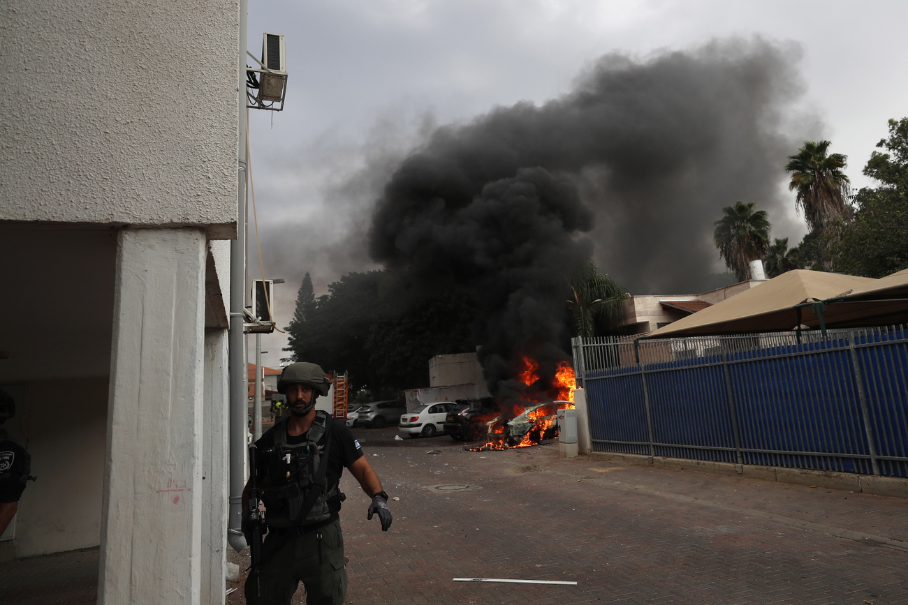 Automobile colpita da un missile a Sderot, Israele meridionale.