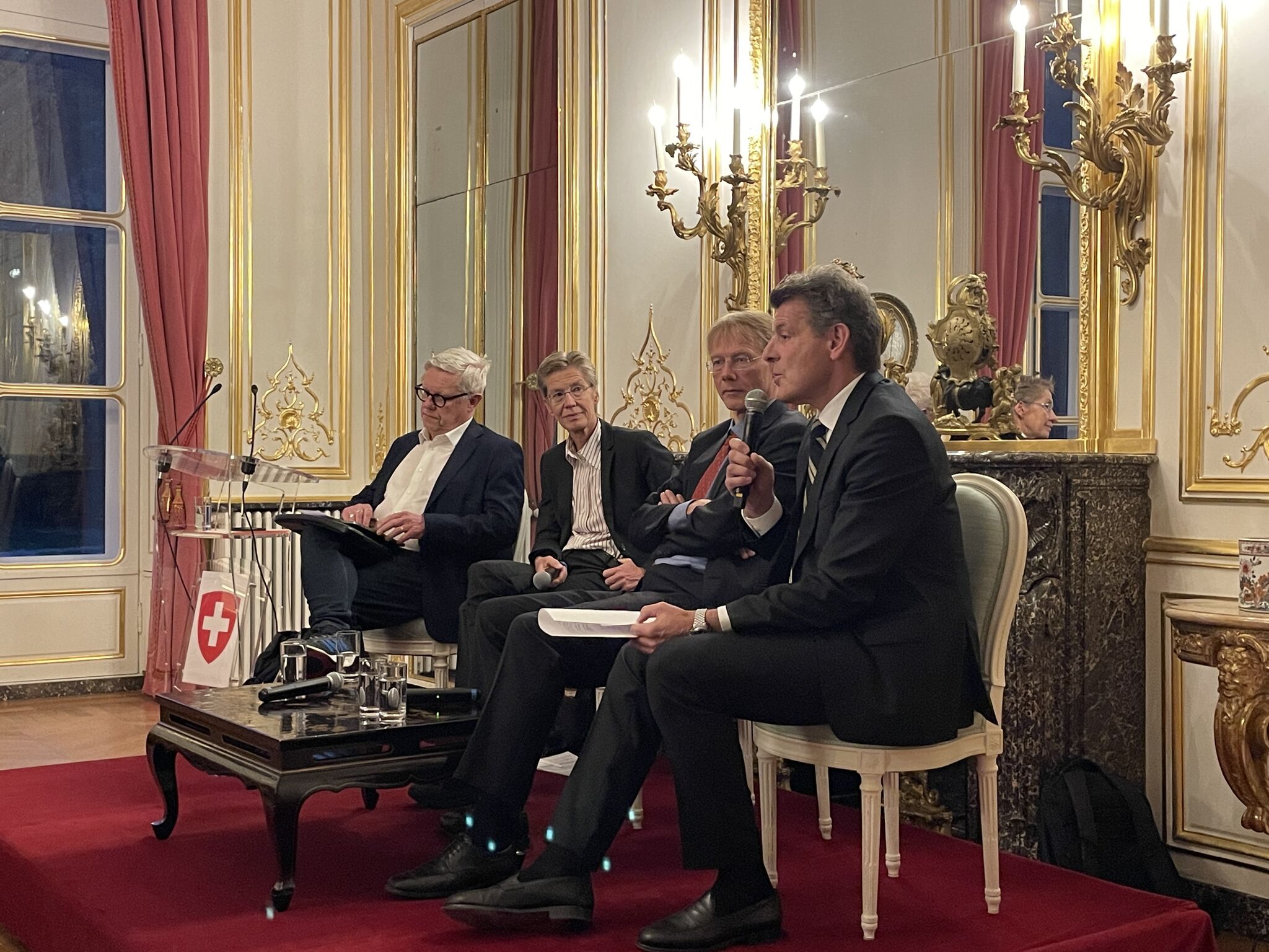 Débat à l ambassade de Suisse en France