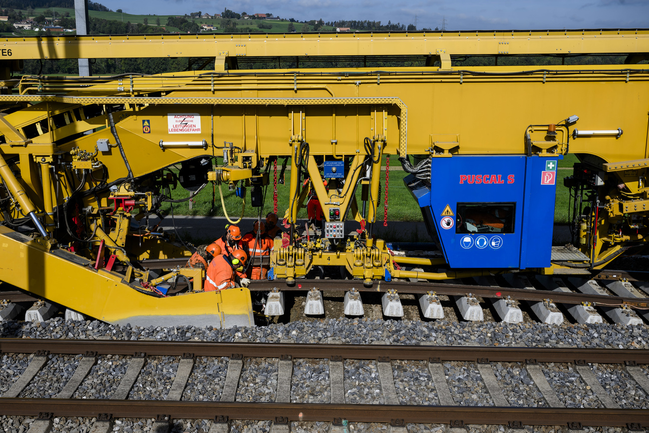 Un cantiere sui binari ferroviari.