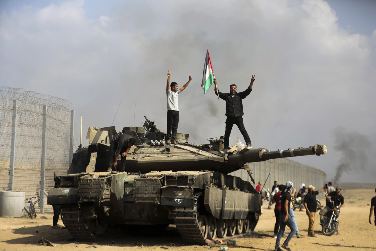 مقاتلو حماس يحتفلون فوق دبابة إسرائيلية