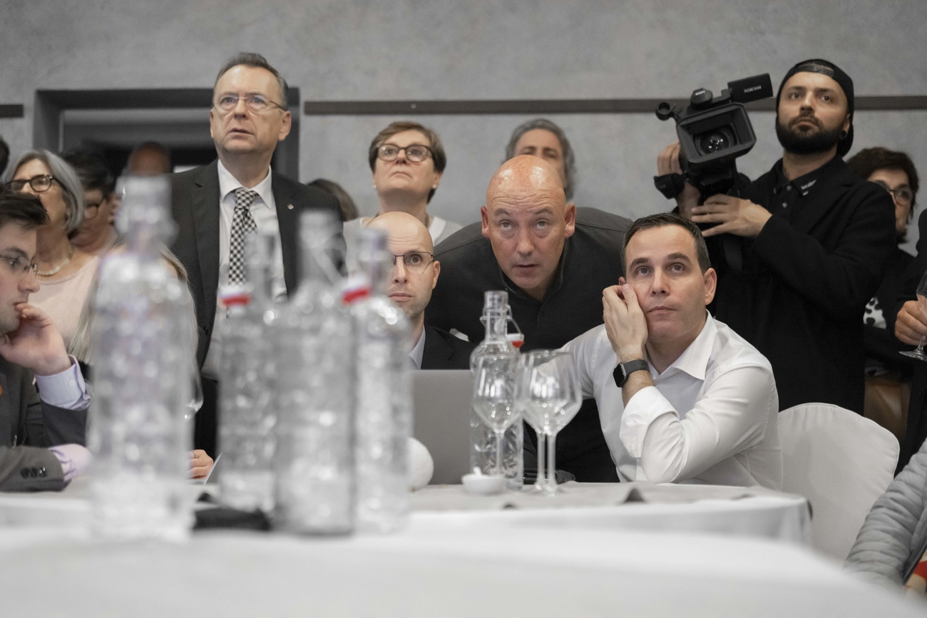 besorgte gesichter bei der mitte partei