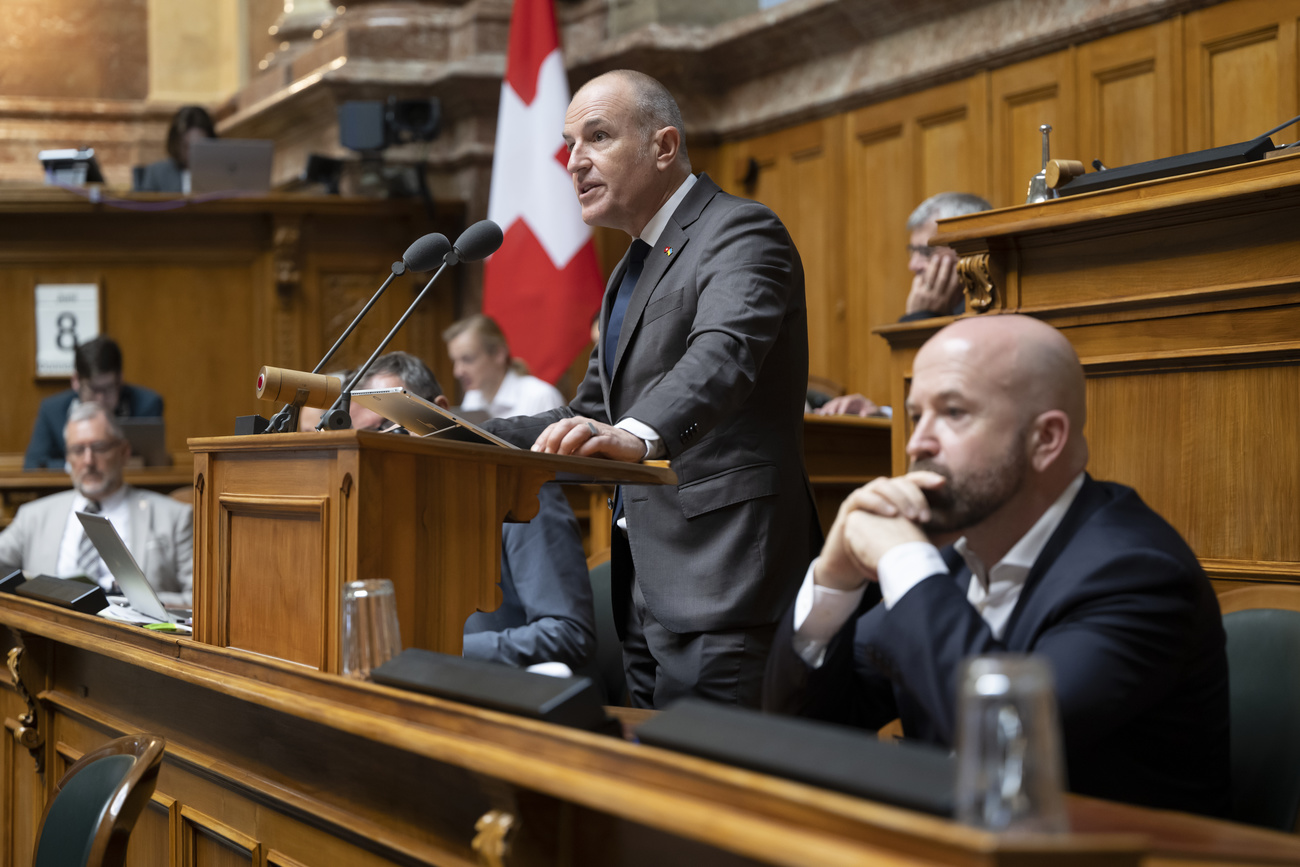 Homme s exprimant à la tribune du Conseil naitonal