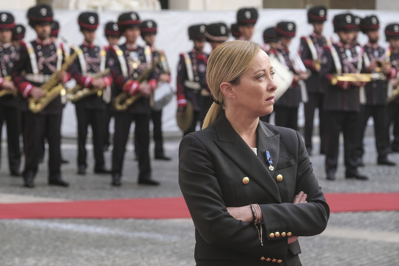 Giorgia Meloni nel cortile di Palatto Chigi.