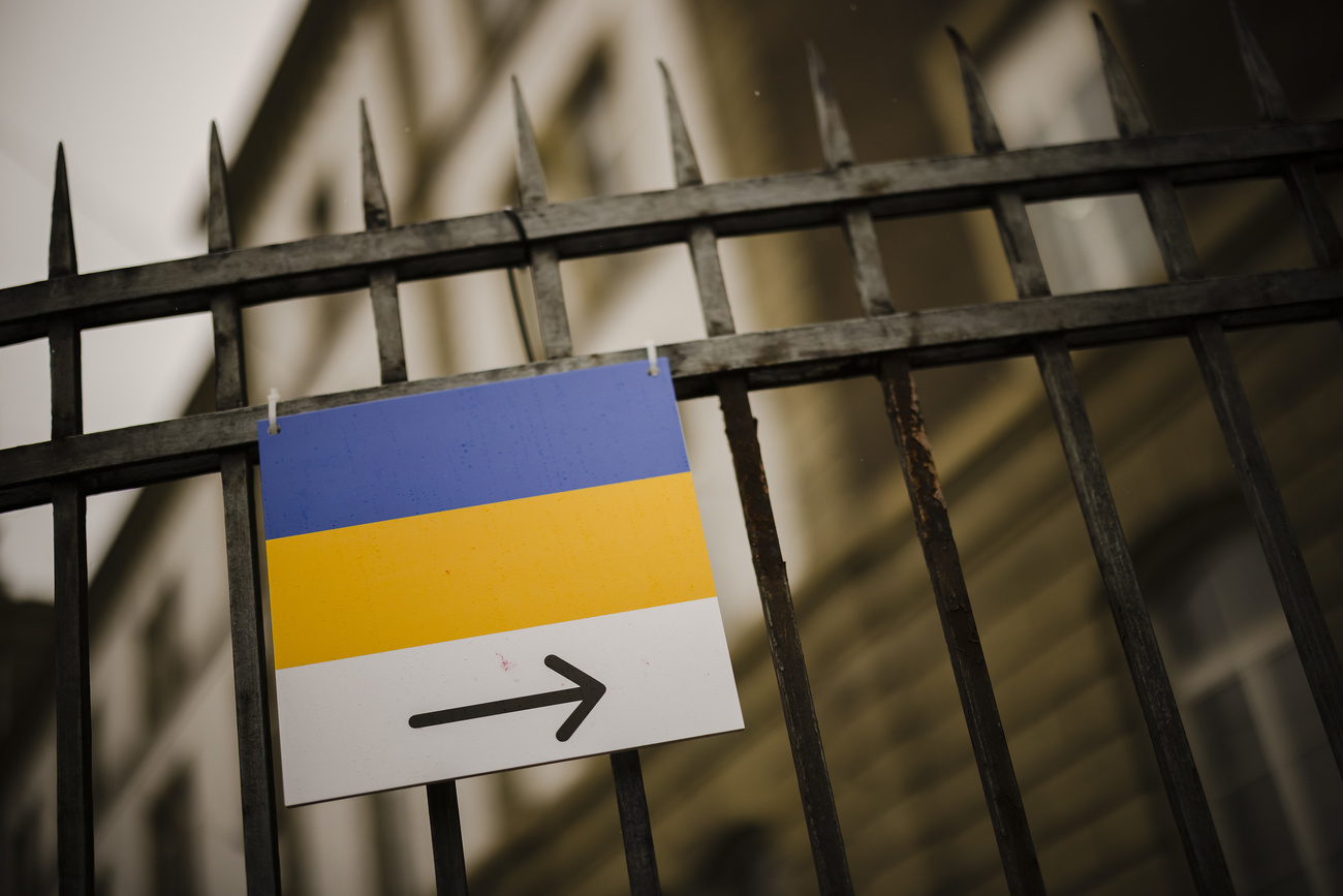 Ukraine-Flagge mit einem Pfeil als Wegweise beim Kasernenareal in Zürich