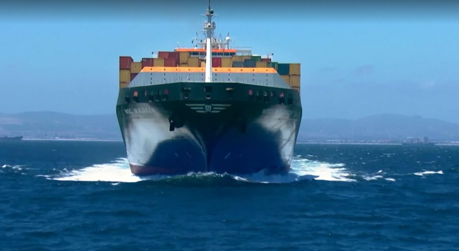Containerschiff der MSC in voller Fahrt