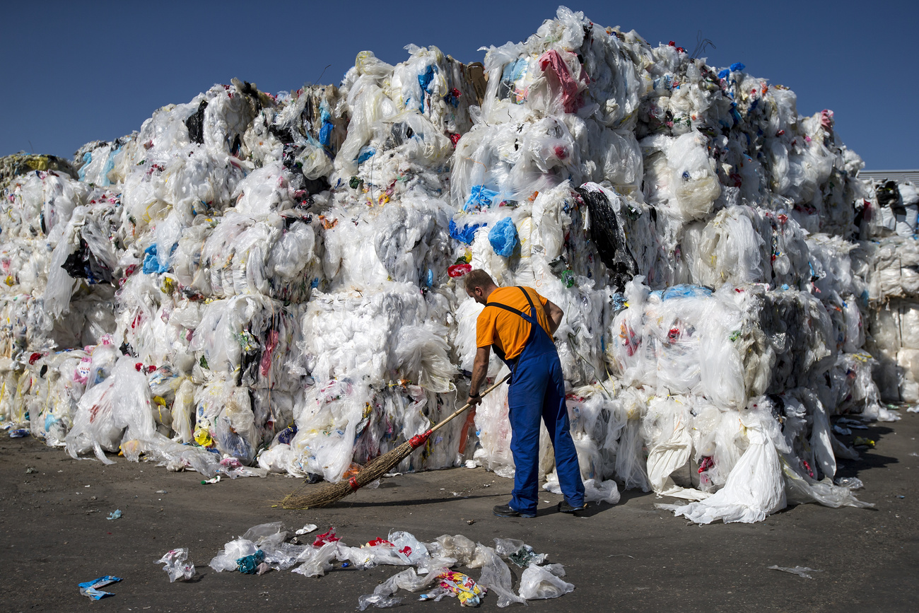 Ein grosser Berg Plastikabfall