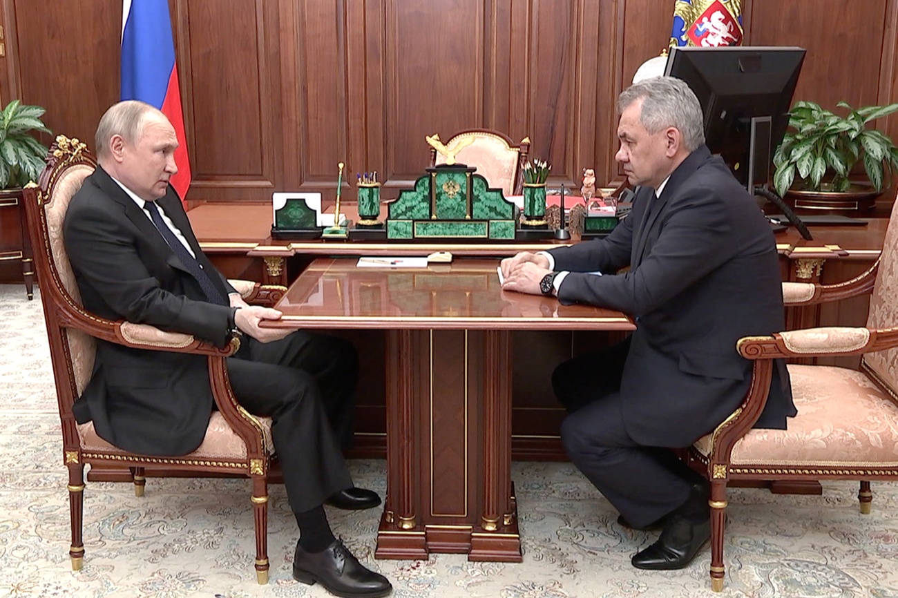 Der russische Präsident Vladimir Putin und der russische Verteidigungsminister Sergei Shoigu an einem Tisch.