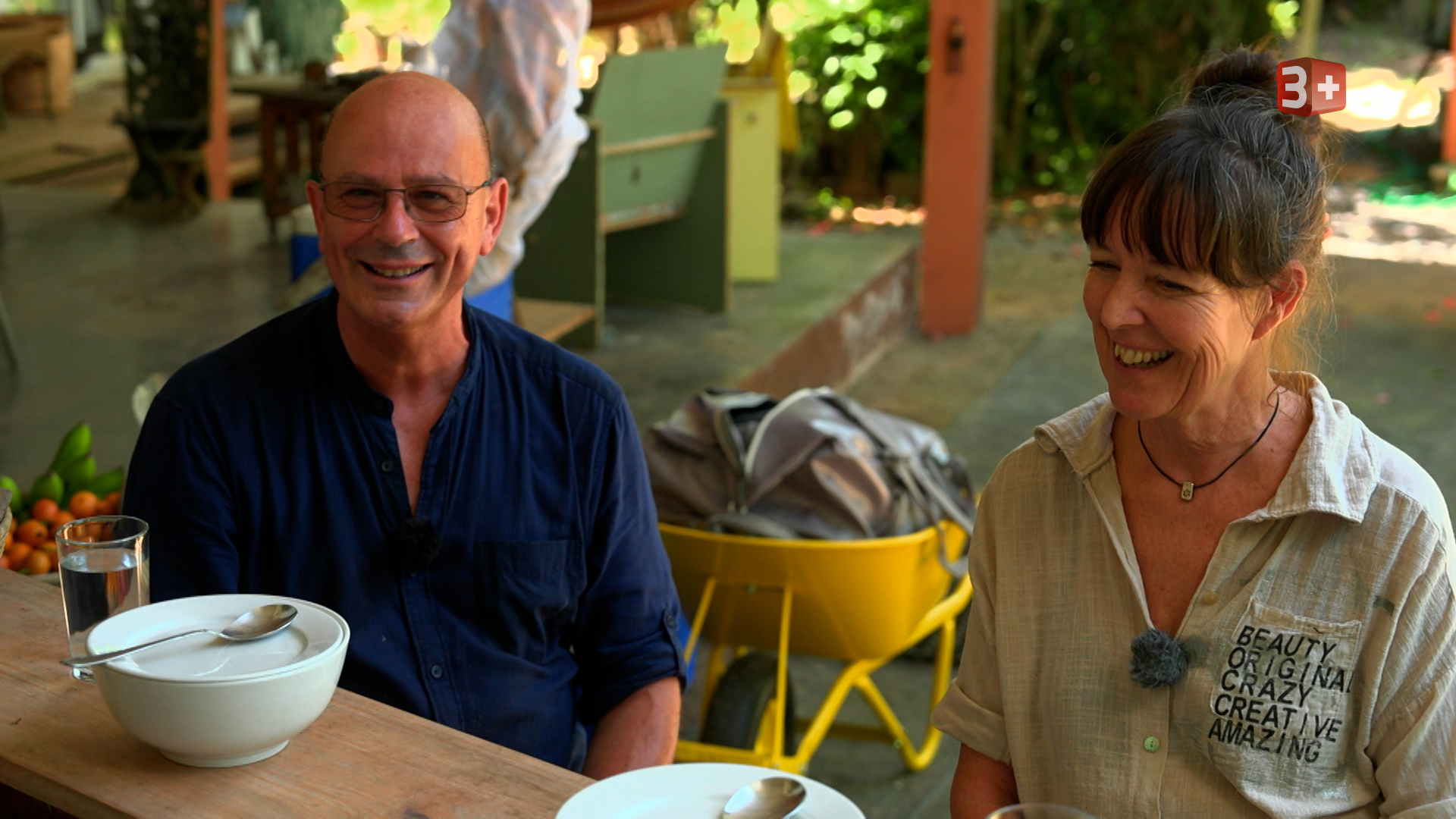 Stefan und Brigitte sitzen vor ihren Suppentellern.