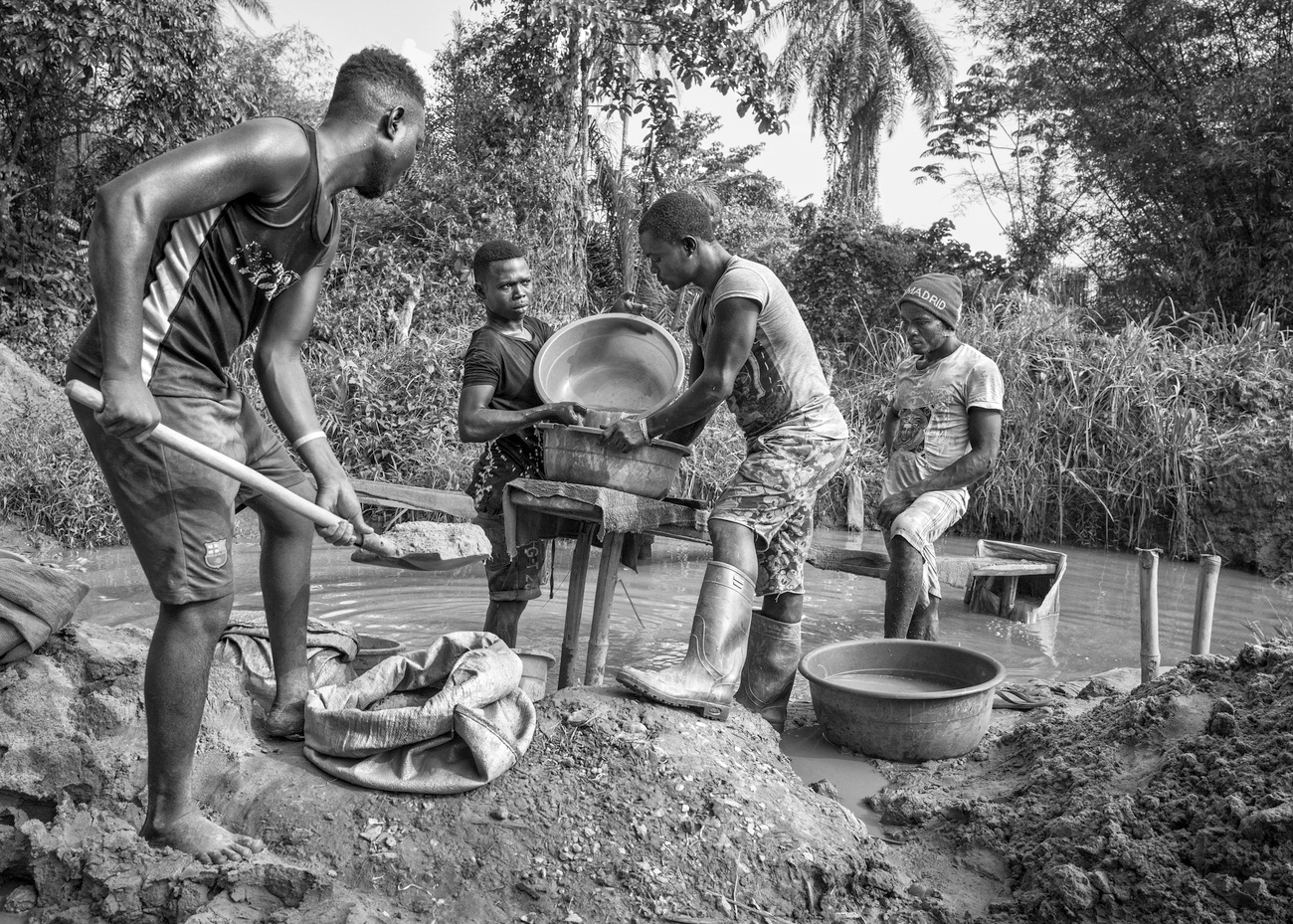 Congo washing gold