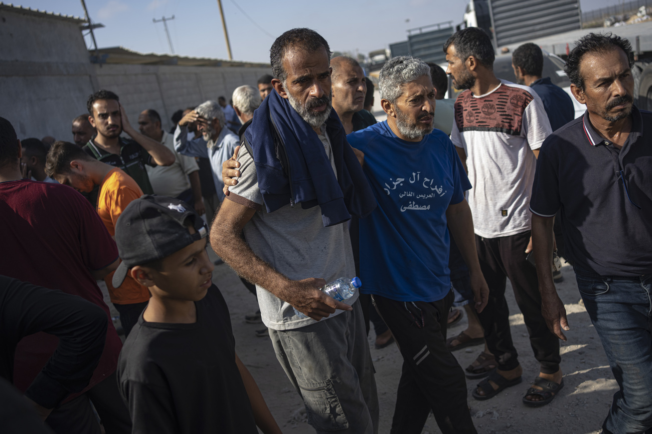 Lavoratori palestinesi rientrano a Gaza dopo quasi un mese di carcere.