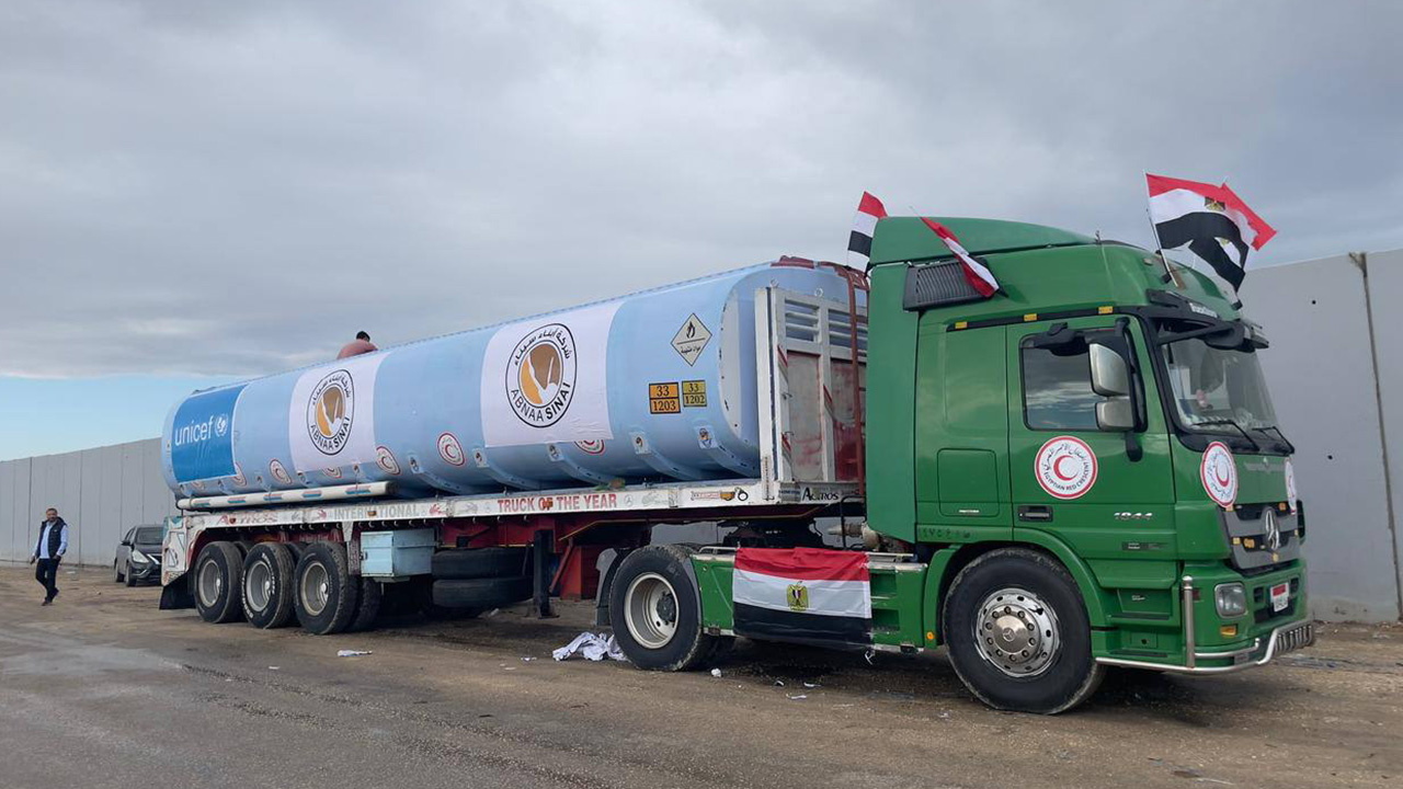 camion cisterna battente bandiera egiziana