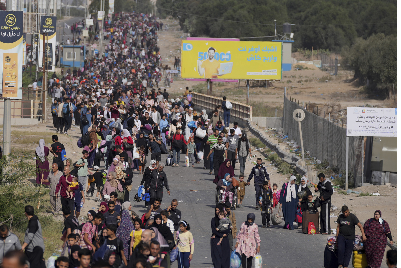 Fiume umano in fuga dal nord di Gaza, giovedì 9 novembre 2023.