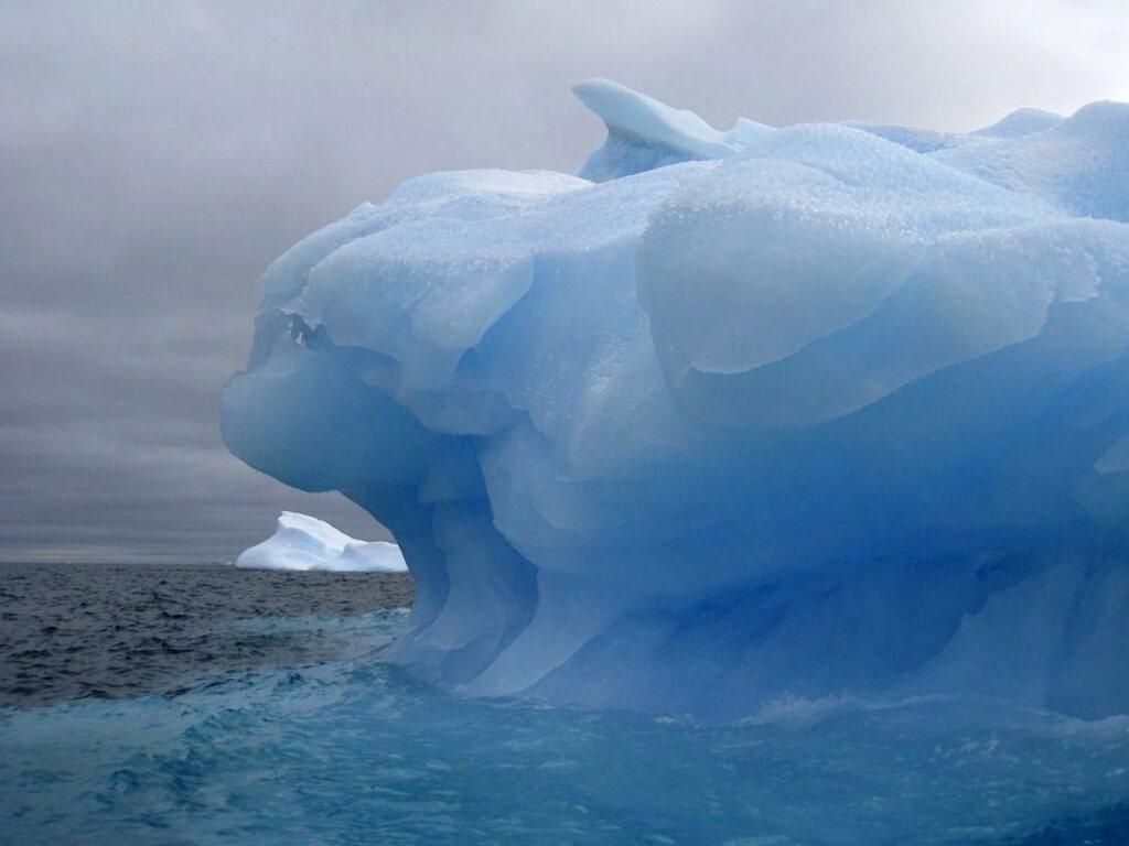 Iceberg sembra pene di ghiaccio gigante: foto fa il giro del mondo