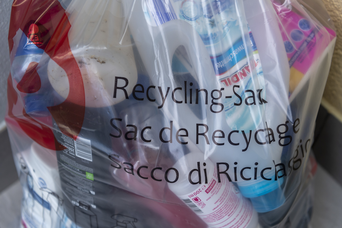 sacco di plastica pieno di rifiuti di plastica