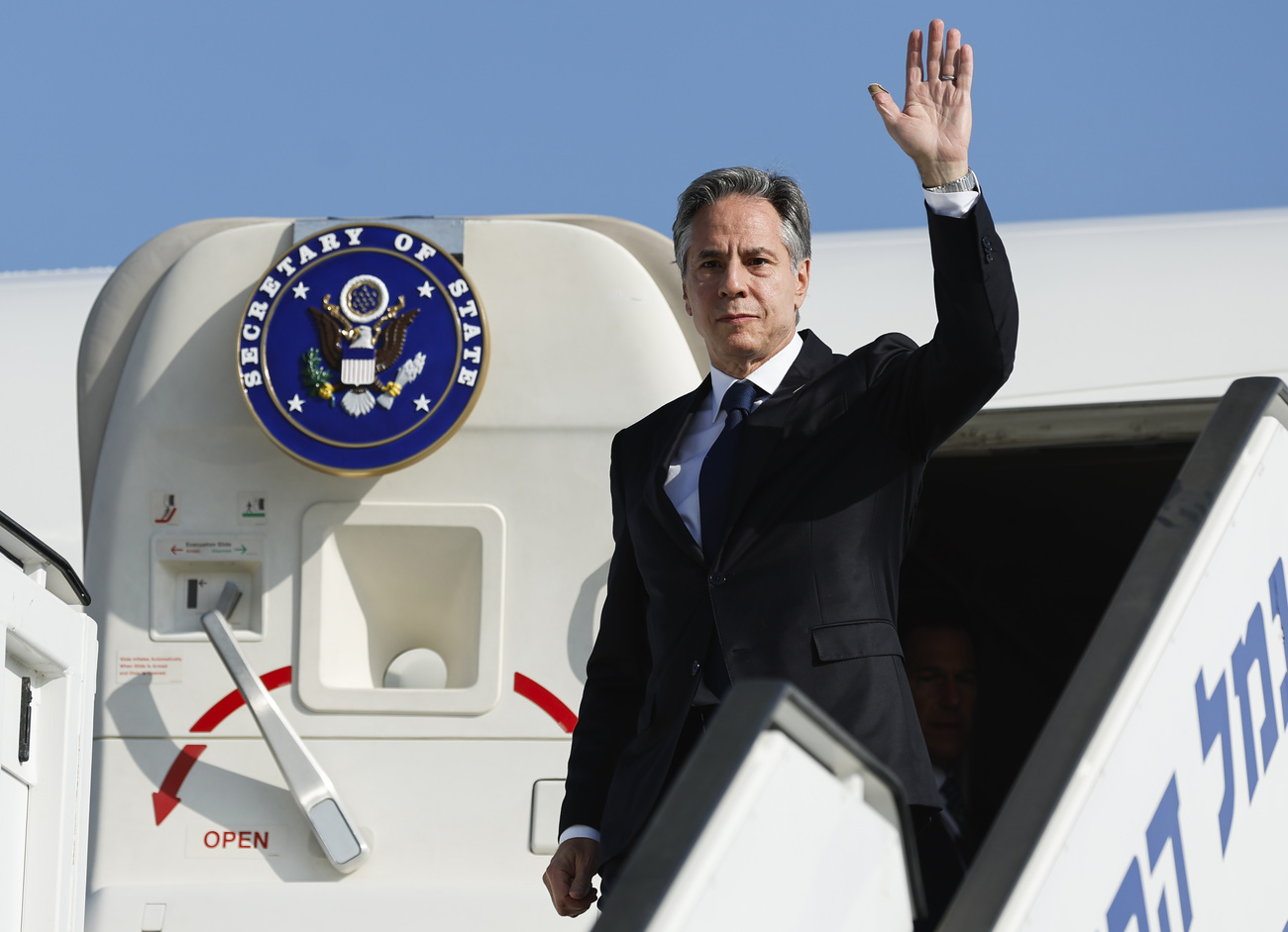 Antony Blinken scende dall aereo a Tel Aviv.