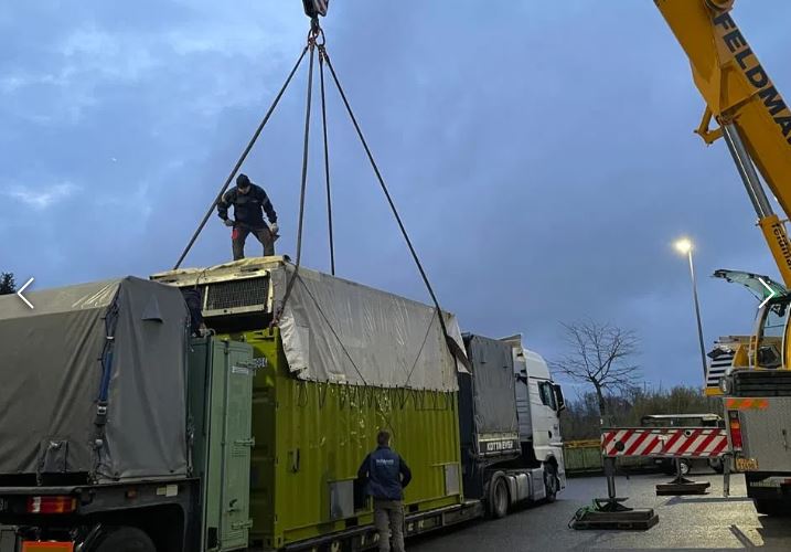 Grosser Lastwagen mit Container und Kran