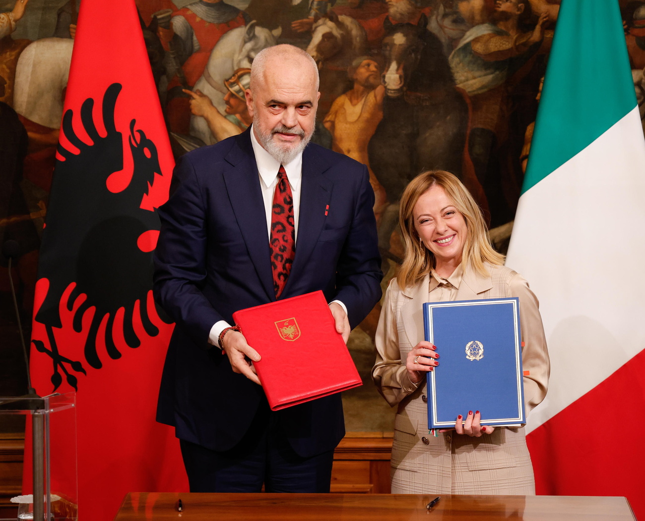 Edi Rama e Giorgia Meloni mostrano il protocollo d intesa.