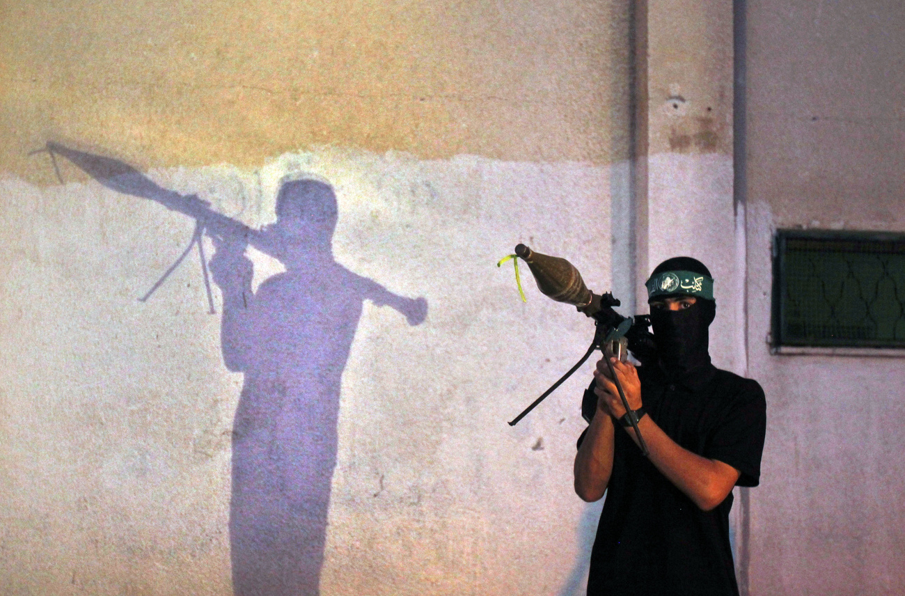 Combatente do Hamas com lançador de foguetes.