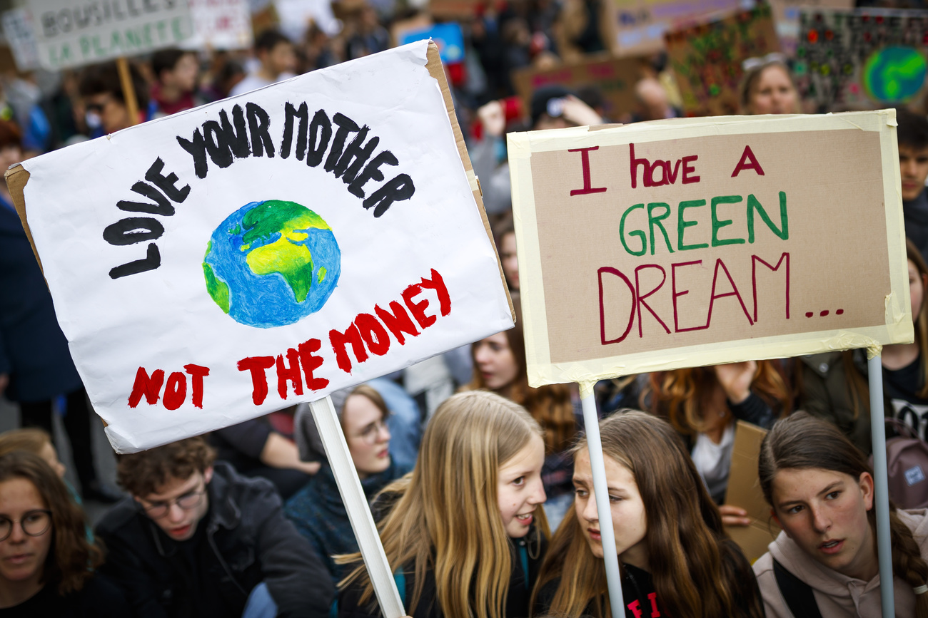احتجاجات ضد التقدم البطيء الذي أحرزته سويسرا في تنفيذ سياسات صديقة للبيئة خلال السنوات الأخيرة.