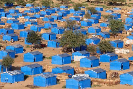 Blaue Zelte in der Wüste im Chad