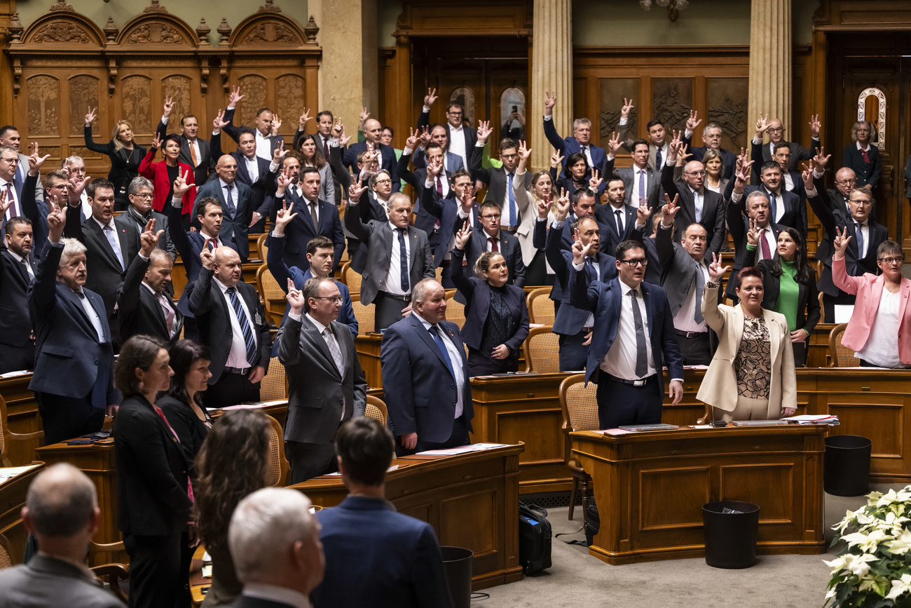 Il giuramento di fedeltà dei 50 volti nuovi del Parlamento svizzero.