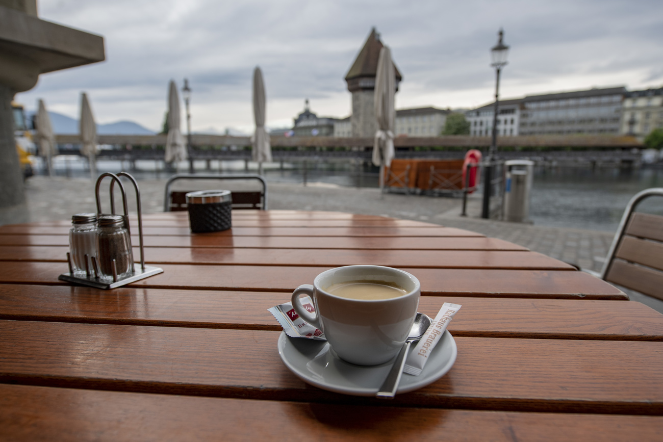 Un classico caffè lungo svizzero, fotografato a Lucerna.