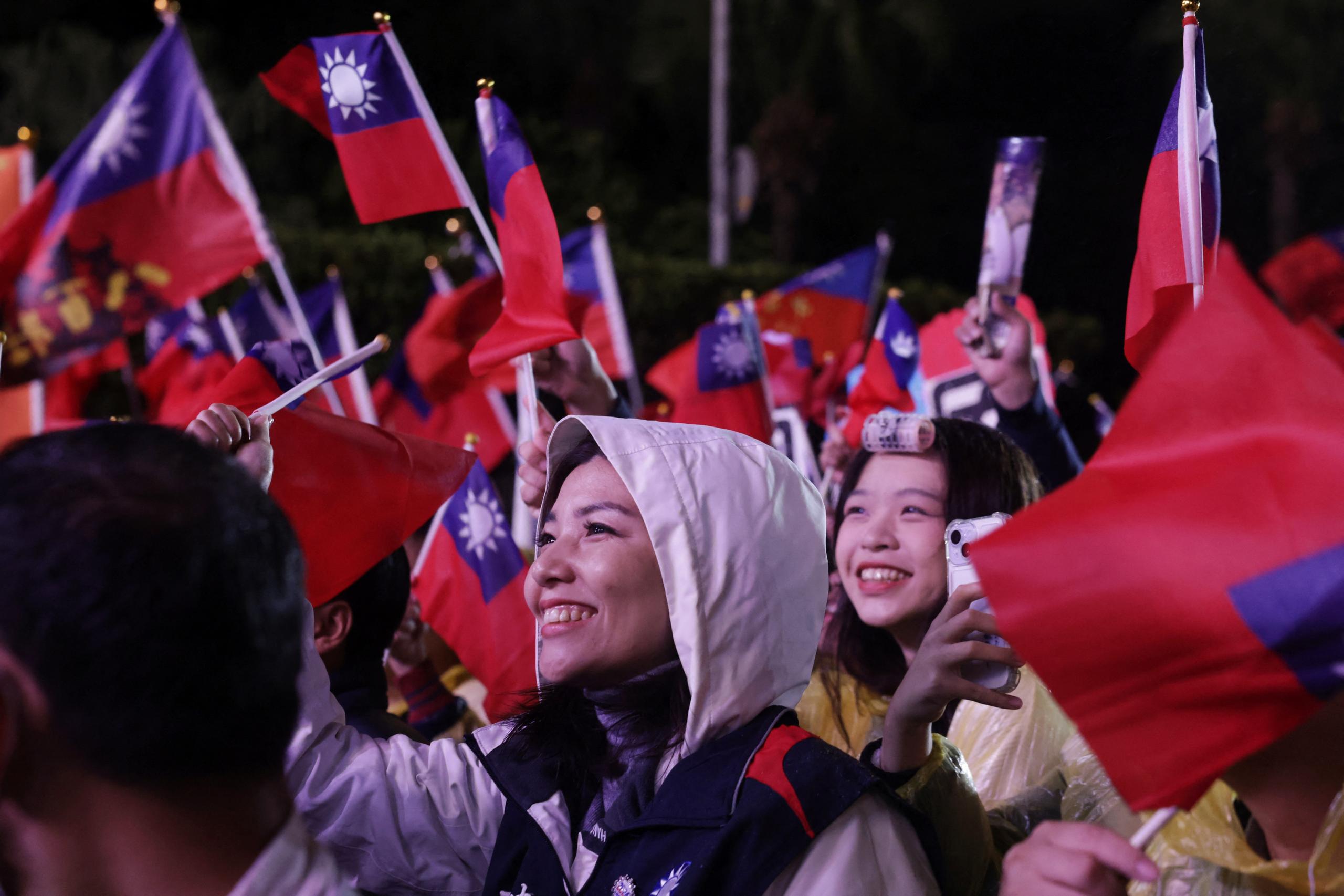 Chicas sonriendo y muchas banderas de Taiwán