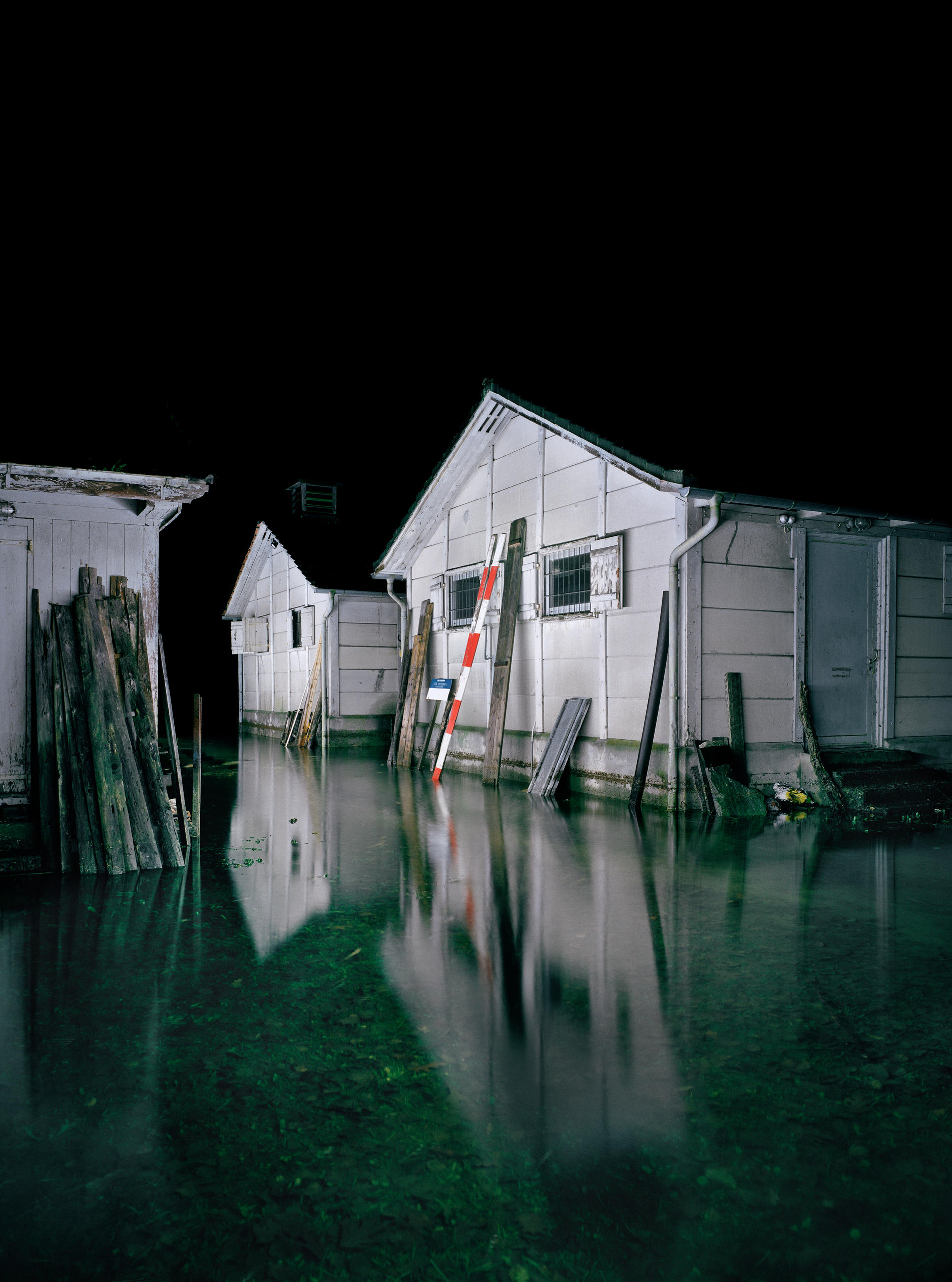 Häuser im Wasser in der Nacht.